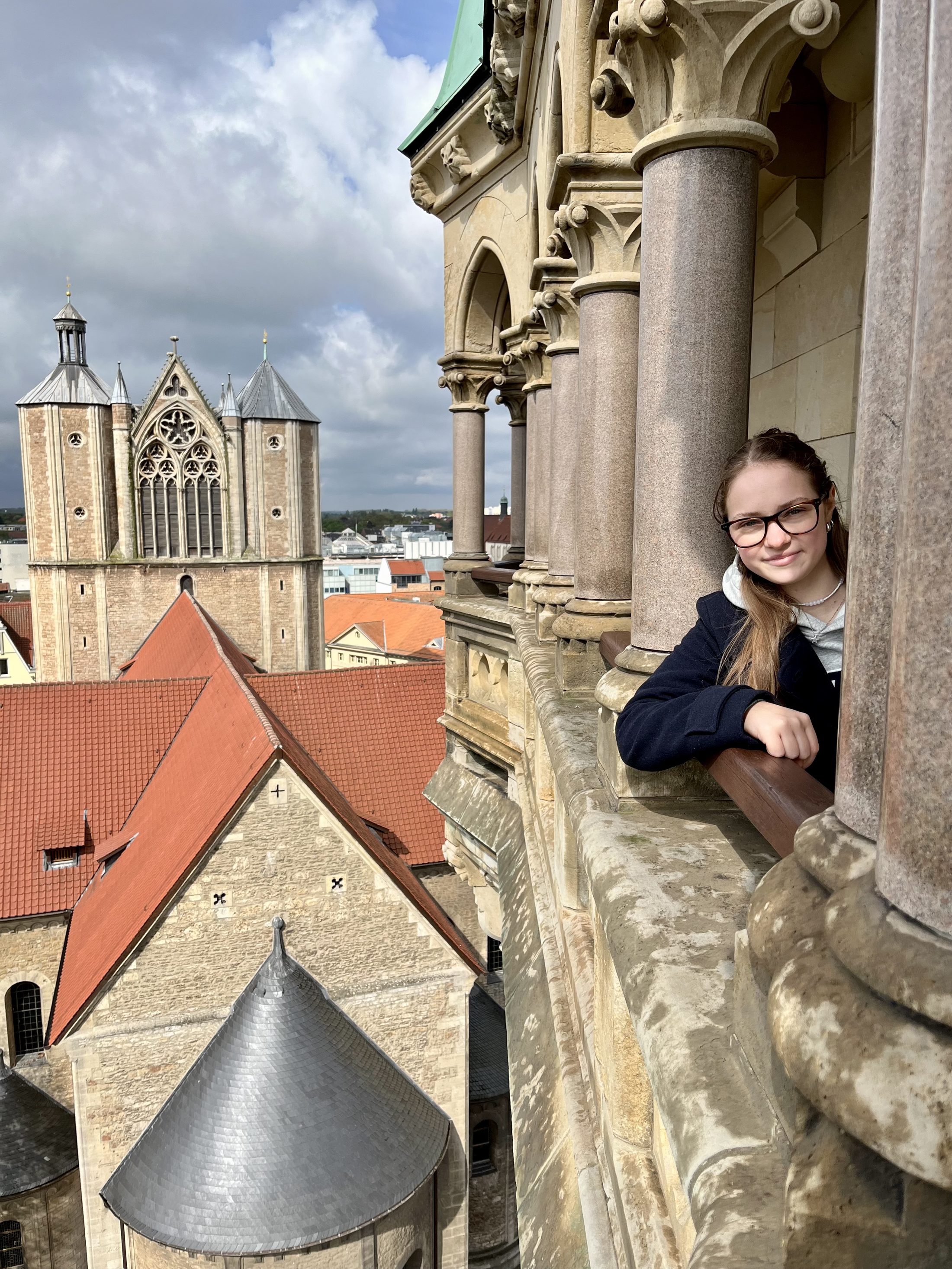 Eine Schülerin auf dem Rathausturm. (Wird bei Klick vergrößert)